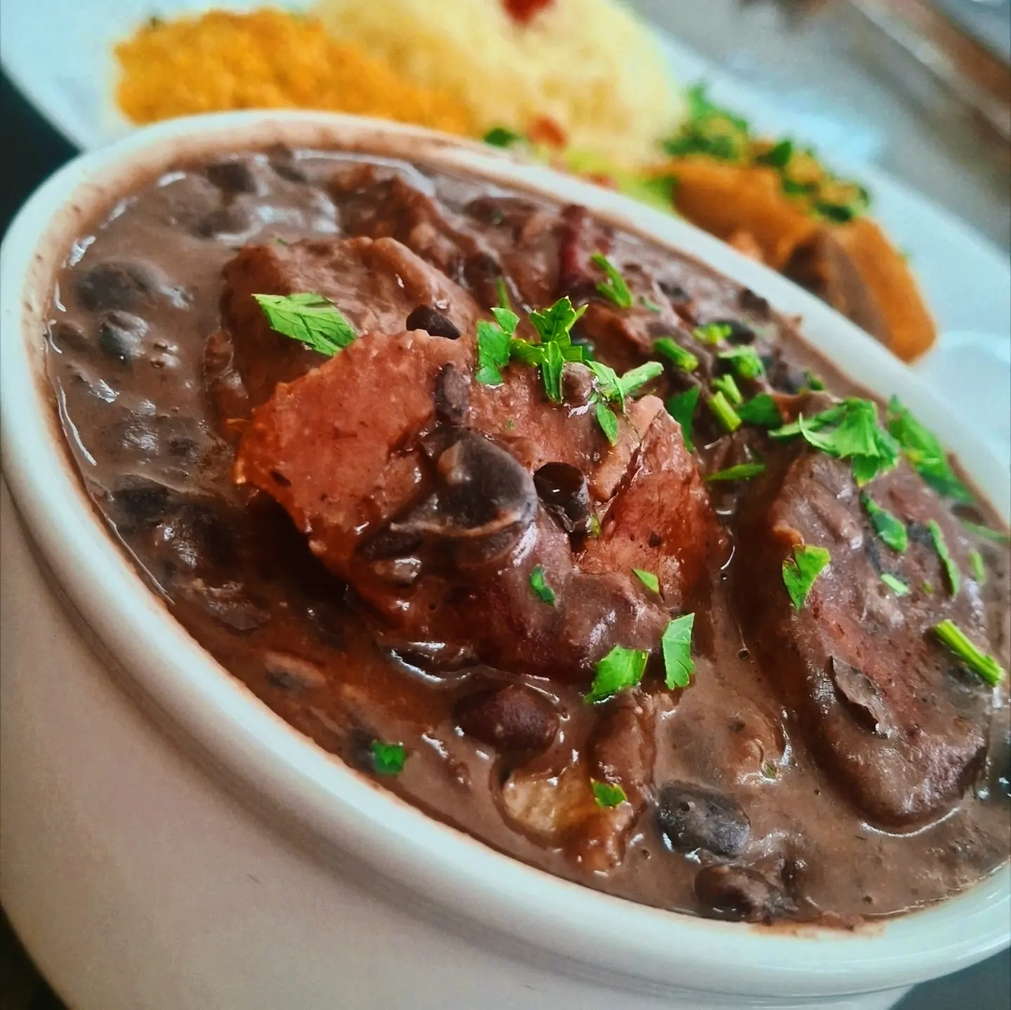 Prato de feijoada servido na Florescer
